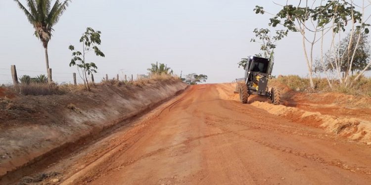 Prefeitura de Jaru continua com patrolamento de estradas rurais; serviço acontece na linha 614