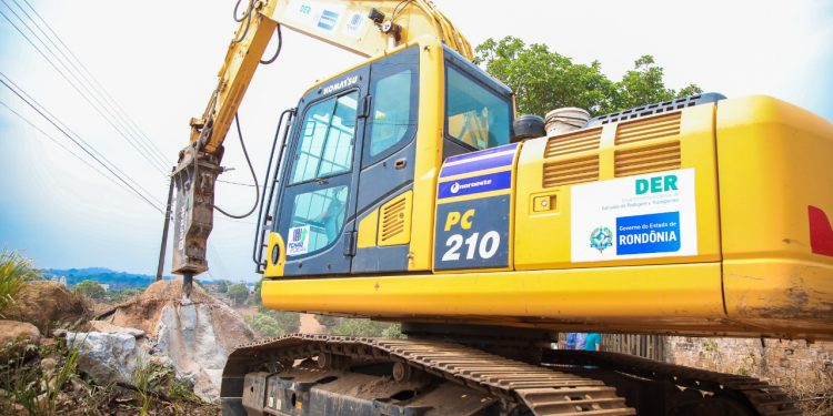 Prefeitura de Jaru e DER trabalham na remoção de pedra na Rua Osvaldo Cruz no setor 04; serviço faz parte das obras de pavimentação do projeto Tchau Poeira