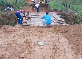 Prefeitura de Jaru reconstrói ponte de madeira na linha 632 no distrito de Tarilândia