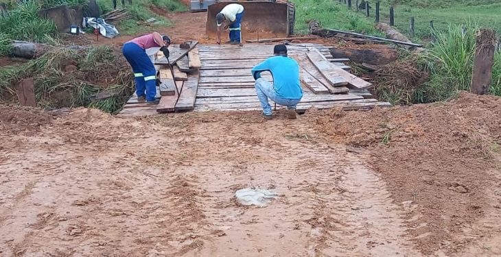 Prefeitura de Jaru reconstrói ponte de madeira na linha 632 no distrito de Tarilândia