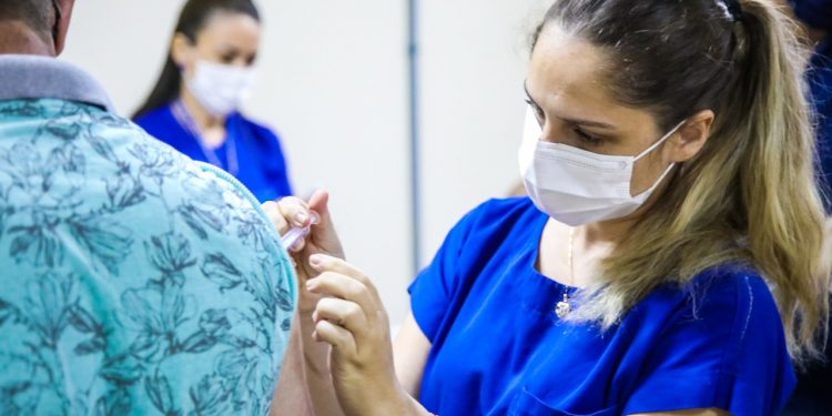 Vacinação contra a Covid-19 para D1, D2 e D3 segue até as 19h desta sexta-feira; veja quem pode ser vacinado