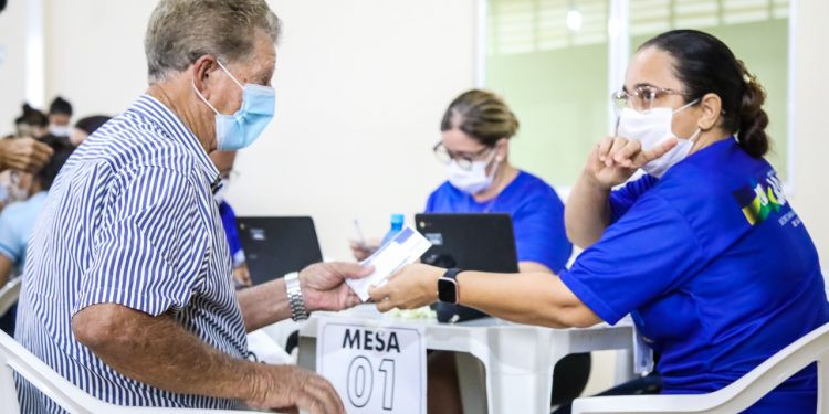 Vacinação contra a Covid-19 para D1, D2 e D3 segue até as 19h desta sexta-feira; veja quem pode ser vacinado