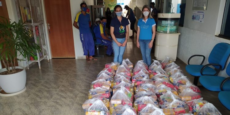 Prefeitura de Jaru realiza entrega de mais uma remessa de cestas básicas para alunos da APAE e moradores do Lar do Idoso