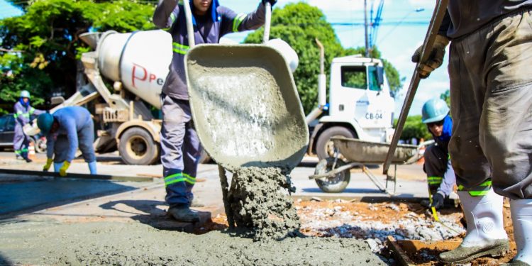 Prefeitura de Jaru segue com serviços de padronização de calçadas na avenida principal do município; obra é custeada com recurso do deputado federal Lúcio Mosquini