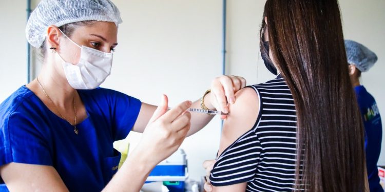 Nesta sexta-feira tem campanha de imunização contra a Covid-19 em Jaru; Ação acontece das 8h às 13h no Senai