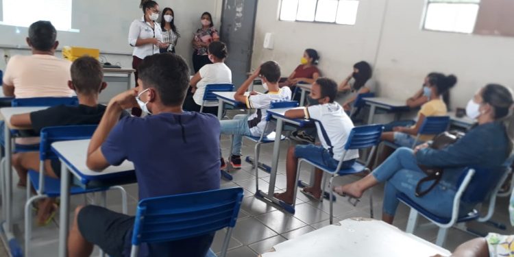 Semdes realiza palestra com pais de alunos da escola Pedro Vieira em Tarilândia com o tema “Trabalho Infantil”