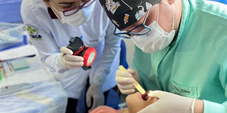 Prefeitura de Jaru beneficia cerca de 100 crianças com atendimentos odontológicos pelo Programa Saúde na Escola; ação contou com a participação da 1ª turma de odontologia da Fimca Unicentro