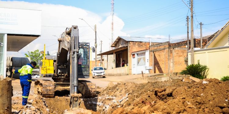 Prefeitura de Jaru realiza obras drenagem na Rua João Batista no setor 04; serviço atende solicitação do vereador Chiquinho da Emater