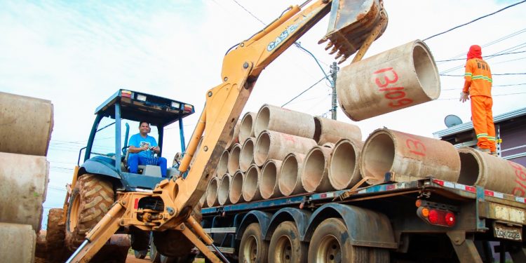 Obras do Tchau Poeira chegam ao setor 03; nesta etapa equipes trabalham na construção de drenagem