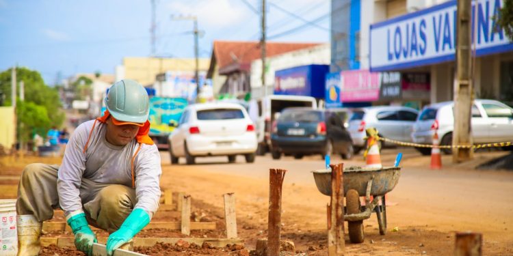 Prefeitura de Jaru segue com serviços de padronização de calçadas na Padre Adolpho Rohl