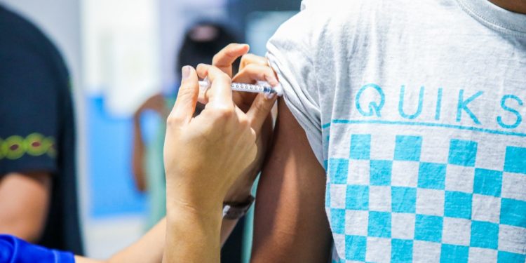 Terça tem vacina!   Prefeitura de Jaru realiza campanha de vacinação para a aplicação da 1ª, 2ª e 3ª dose da vacina contra a Covid-19; ação acontece das 8h às 19h na Escola do Senai