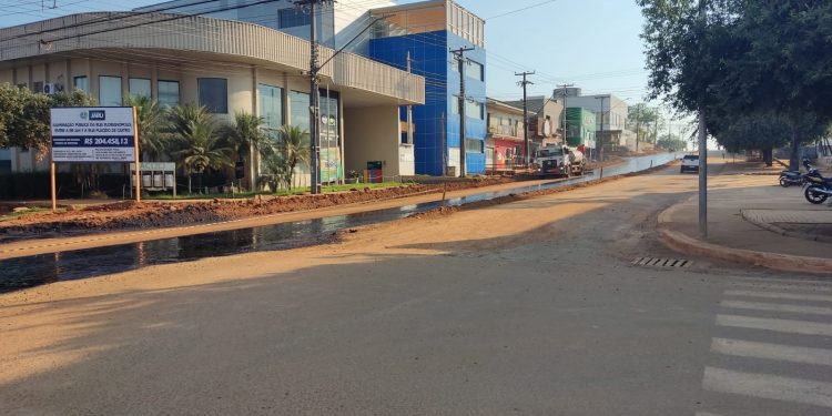 Equipes trabalham no domingo para acelerar processo de pavimentação asfáltica nas obras de duplicação da Florianópolis