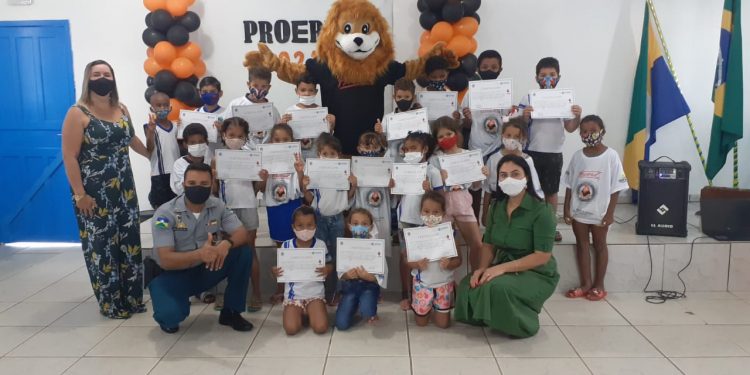Alunos da rede municipal de ensino em Jaru recebem certificado de formação do Proerd