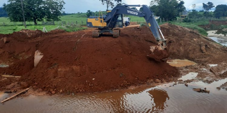 Prefeitura de Jaru substitui mais uma ponte de madeira por tubo armco na linha 617