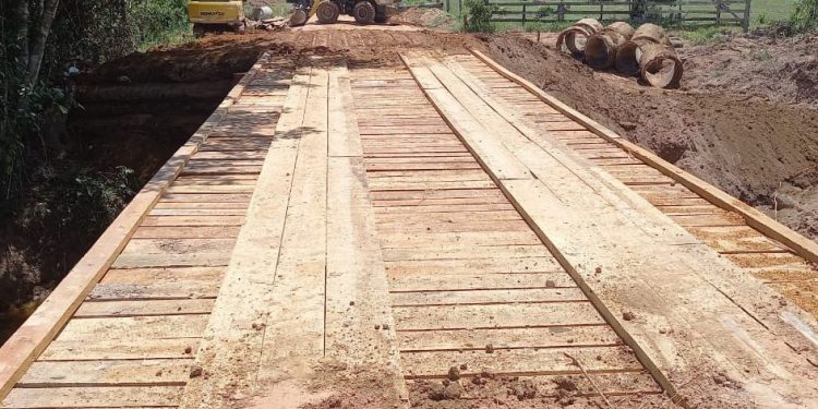 Prefeitura de Jaru reconstrói ponte na linha 628 em Tarilândia