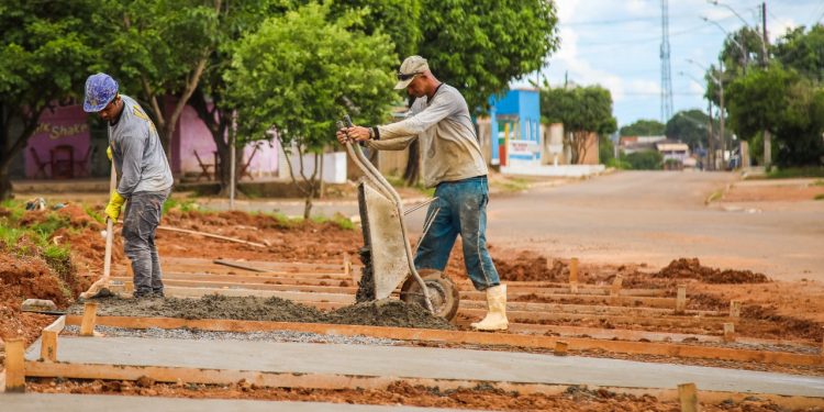 Obras de estacionamento e padronização de calçadas do Centro de Saúde da Mulher seguem em ritmo acelerado
