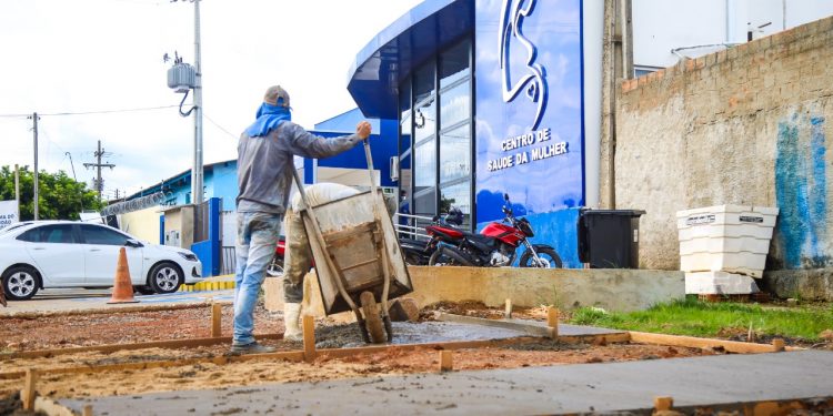 Prefeitura de Jaru investe na construção de estacionamentos no Centro de Saúde da Mulher