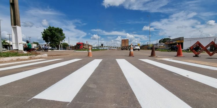 Prefeitura de Jaru reforça pintura das faixas de pedestres na marginal da Br-364