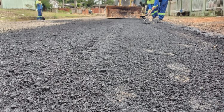 Serviços de tapa-buracos seguem pelas ruas e avenidas no distrito de Tarilândia