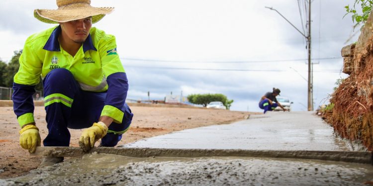 Prefeitura de Jaru continua com serviço de implantação de calçadas na Florianópolis