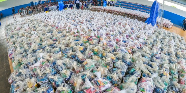 Prefeitura de Jaru realiza entrega de cestas básicas, kits de higiene e limpeza para famílias assistidas pelos programas sociais do município