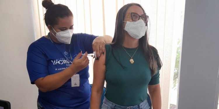 Vacina Jaru: Prefeitura continua com campanha itinerante contra a Covid-19 no centro comercial do município