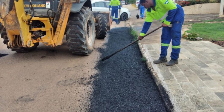 Prefeitura de Jaru segue com serviços de tapa buracos; ação acontece na rua Afonso José