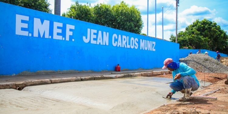 Prefeitura de Jaru constrói calçadas no entorno da escola Jean Carlos Muniz