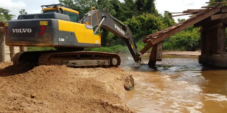 Prefeitura de Jaru inicia reconstrução de ponte sobre o Rio Tari Baiano em Tarilândia