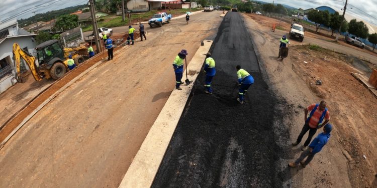 O trabalho continua: Prefeitura de Jaru realiza recapeamento na pista antiga da Avenida Florianópolis