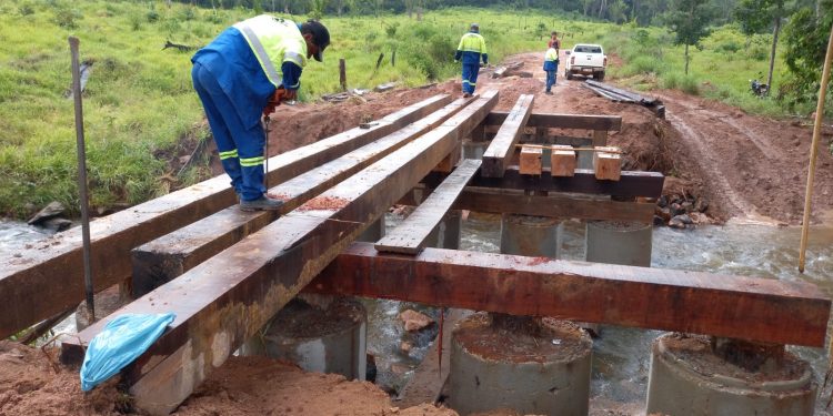 Prefeitura de Jaru reconstrói ponte na Linha 632