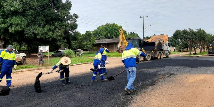 Prefeitura de Jaru realiza manutenção em ruas do distrito de Bom Jesus; ação atende pedido do vereador Schimiti Patroleiro