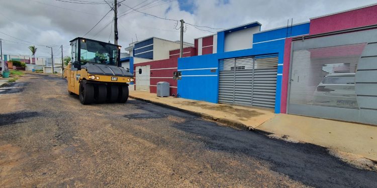 Prefeitura de Jaru realiza operação Tapa-buracos no bairro Orleans; ação atende pedido do vereador Ilson Félix