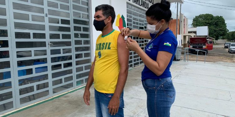 Trabalhadores do comércio em Tarilândia são imunizados contra a Covid-19 e Influenza