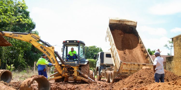 Prefeitura de Jaru recupera bueiro na Rua Ceará no setor 03