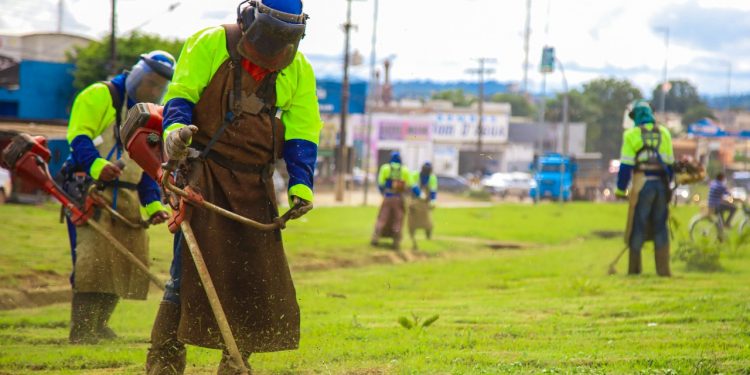 Prefeitura de Jaru realiza limpeza e manutenção de canteiros da BR 364