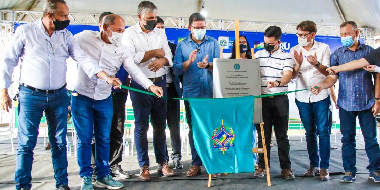 Cerimônia marca a entrega das 219 casas do Residencial Primavera em Jaru