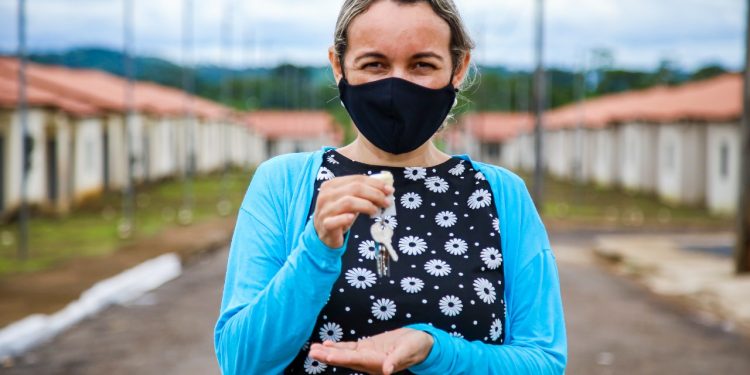 Famílias do Jardim Primavera assinam contrato e recebem chaves dos imóveis