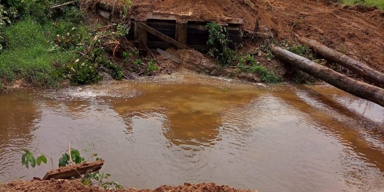 Prefeitura de Jaru reconstrói ponte na linha 627 no distrito de Tarilândia