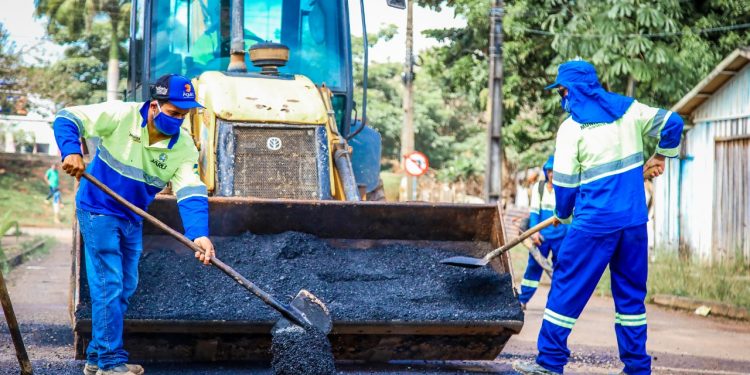 Prefeitura de Jaru continua com serviços de tapa-buracos pelas ruas e avenidas do município