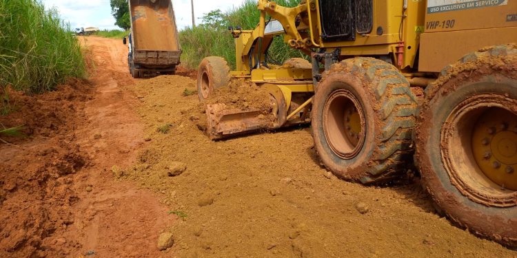 Prefeitura de Jaru realiza serviço emergencial nas estradas rurais; equipes trabalham na Linha 605