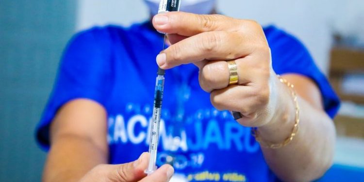 Secretaria de saúde libera aplicação da 4ª dose da vacina contra Covid-19 para maiores de 18 anos imunossuprimidos; vacinação acontece em todas as unidades básicas de saúde do município