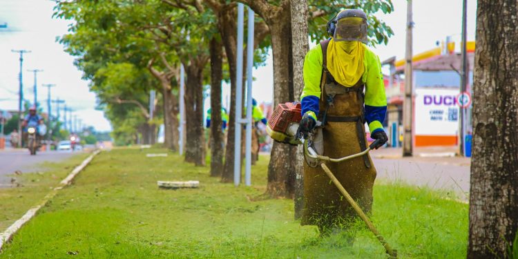 Prefeitura de Jaru realiza manutenção em canteiros da avenida Dom Pedro I