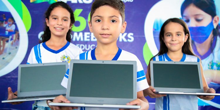 Prefeitura de Jaru realiza entrega de Chromebooks para alunos de Tarilândia e Jaru Uaru