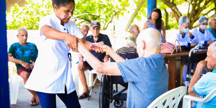 Equipe da Semdes proporciona manhã de lazer com idosos do Lar do Idoso