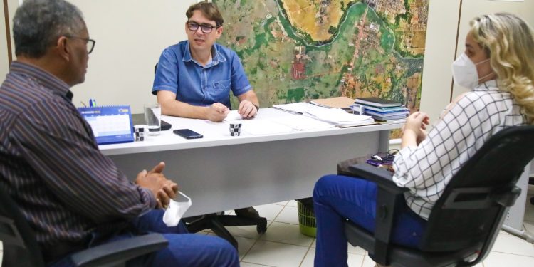 Prefeito recebe secretário estadual de educação para tratar sobre parcerias