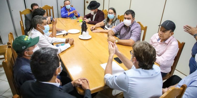 Reunião entre legislativo e executivo municipal define piso salarial de R$ 3.845,63 para professores em Jaru