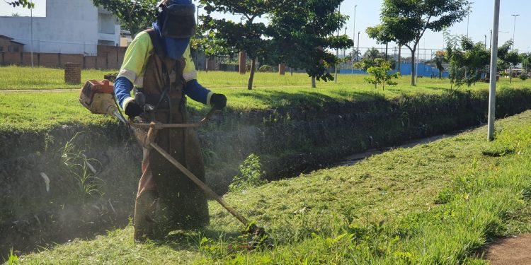 Com diversas frentes de serviço em andamento Prefeitura de Jaru garante limpeza, manutenção das vias urbanas e estradas rurais