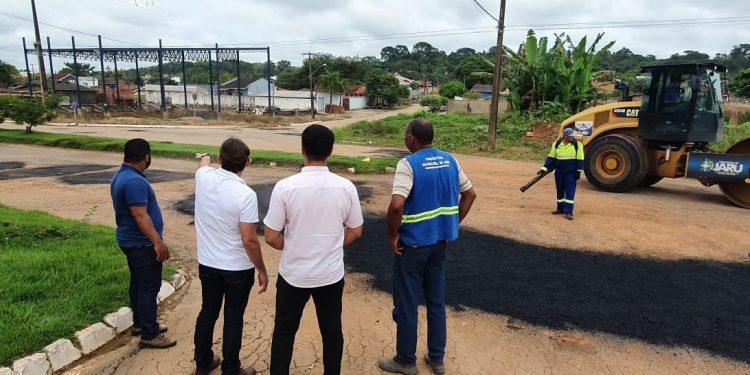 Operação tapa-buracos segue pelas ruas e avenidas do Município; equipes trabalham na linha 605 nesta quinta-feira 