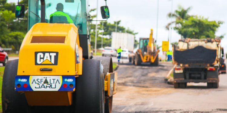 Equipes de Infraestrutura realizam serviços de tapa-buracos na Avenida Jk